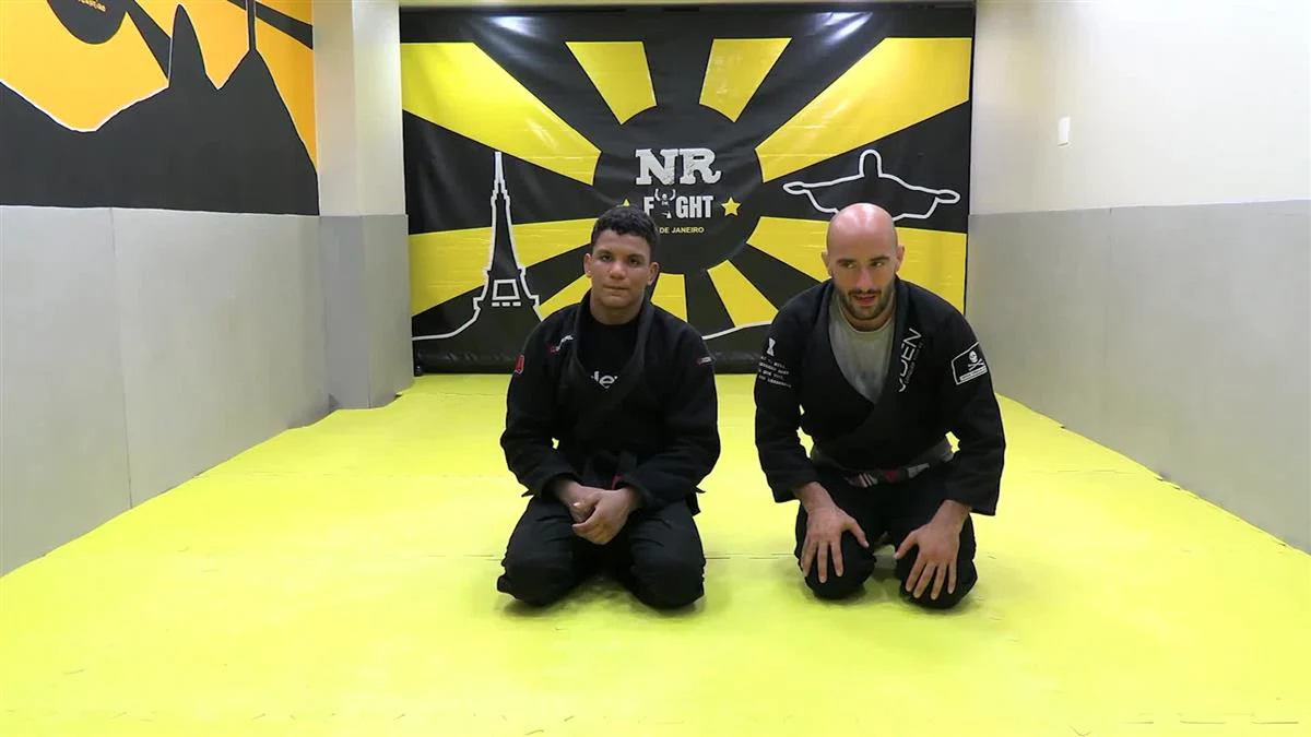 Seated Lapel Guard System by Alessandro Botelo - Image 4