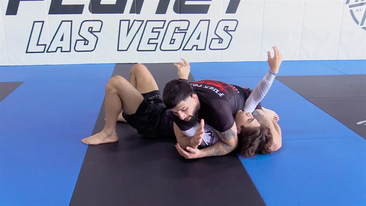 Submission Chaines From Top Position by Andy Varela - Image 5